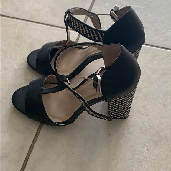 T strap printed block heel sandals - Picture 2 of 3